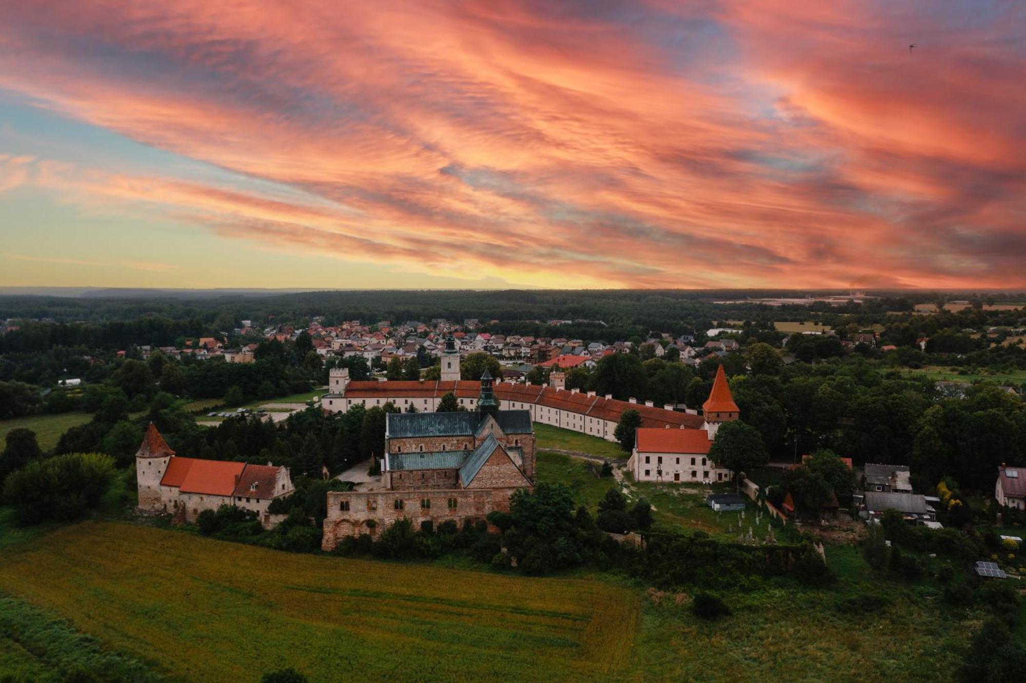 Hotel Podklasztorze Sulejów Extérieur photo